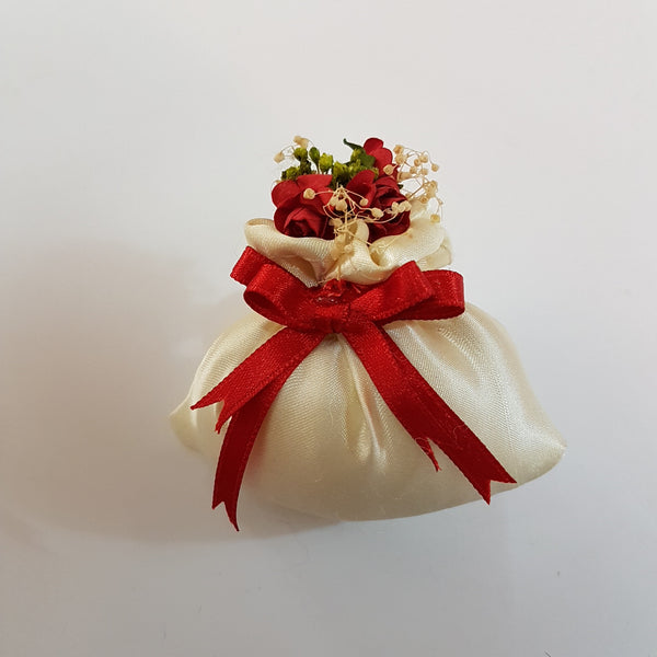 BOMBONIERA SACCHETTO IN RASO CON ROSELLINE ROSSE
